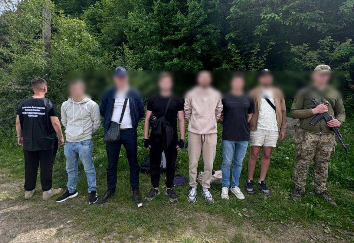 Понад $48 тисяч за "похід" у гори. На Закарпатті затримали шістьох чоловіків, які тікали до Румунії