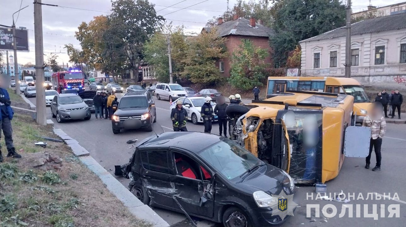 У Сумах сталася масштабна ДТП: перекинулась маршрутка, багато постраждалих