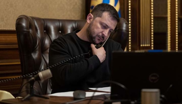 Зеленський наразі проводить телефонну розмову з Трампом