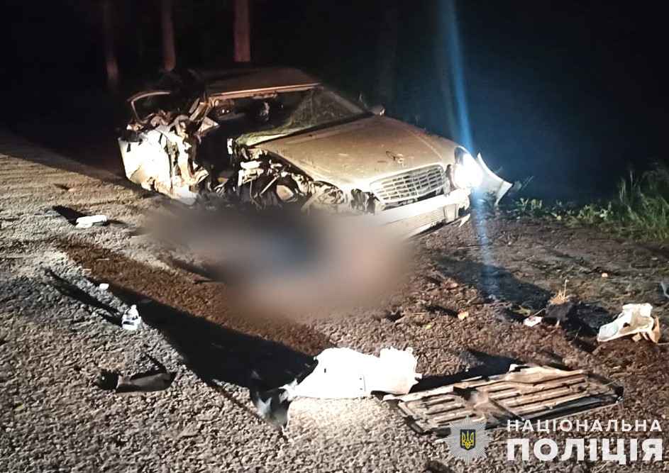 На Львівщині сталася смертельна ДТП. П'яний водій "Мерседеса" влетів у дерево