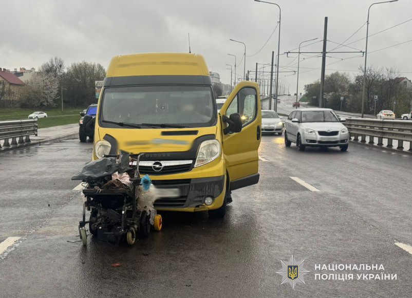 У Львові водій мікроавтобуса збив чоловіка на колісному кріслі (ФОТО)