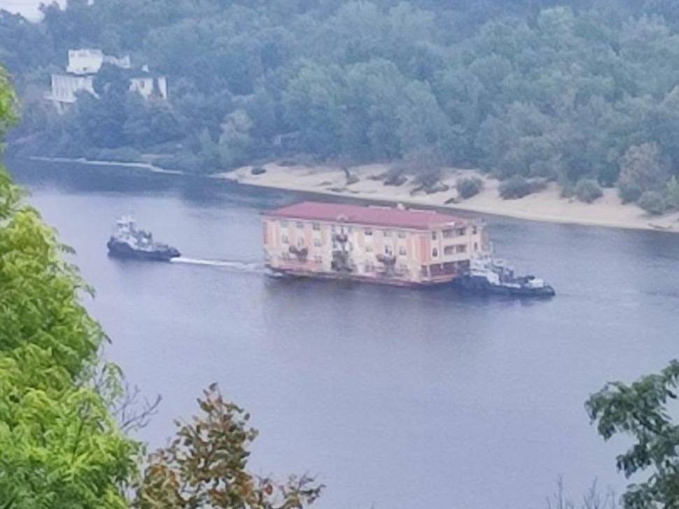 У Києві перевозять багатоповерхівку по Дніпру