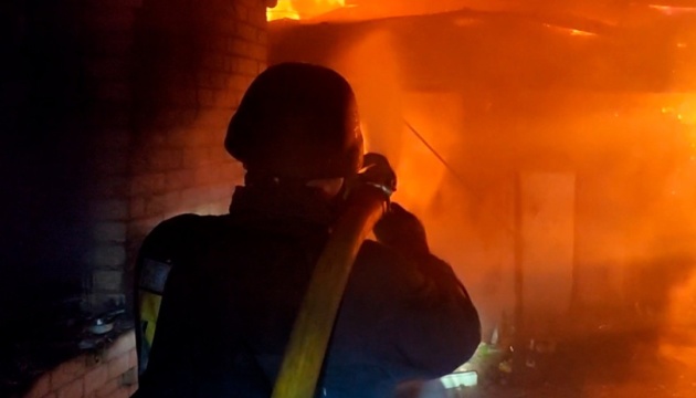 Обстріл Сумщини: рятувальники ліквідували масштабну пожежу в житловому секторі