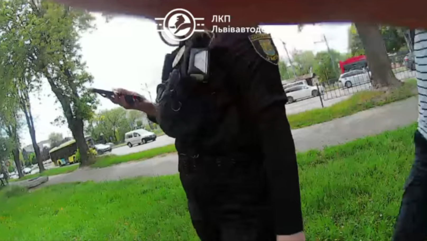 У Львові чоловік побив контролерок: з'явилося відео бійки