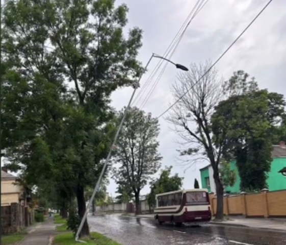 У Львові водій збив електроопору і втік з місця ДТП ( відео)