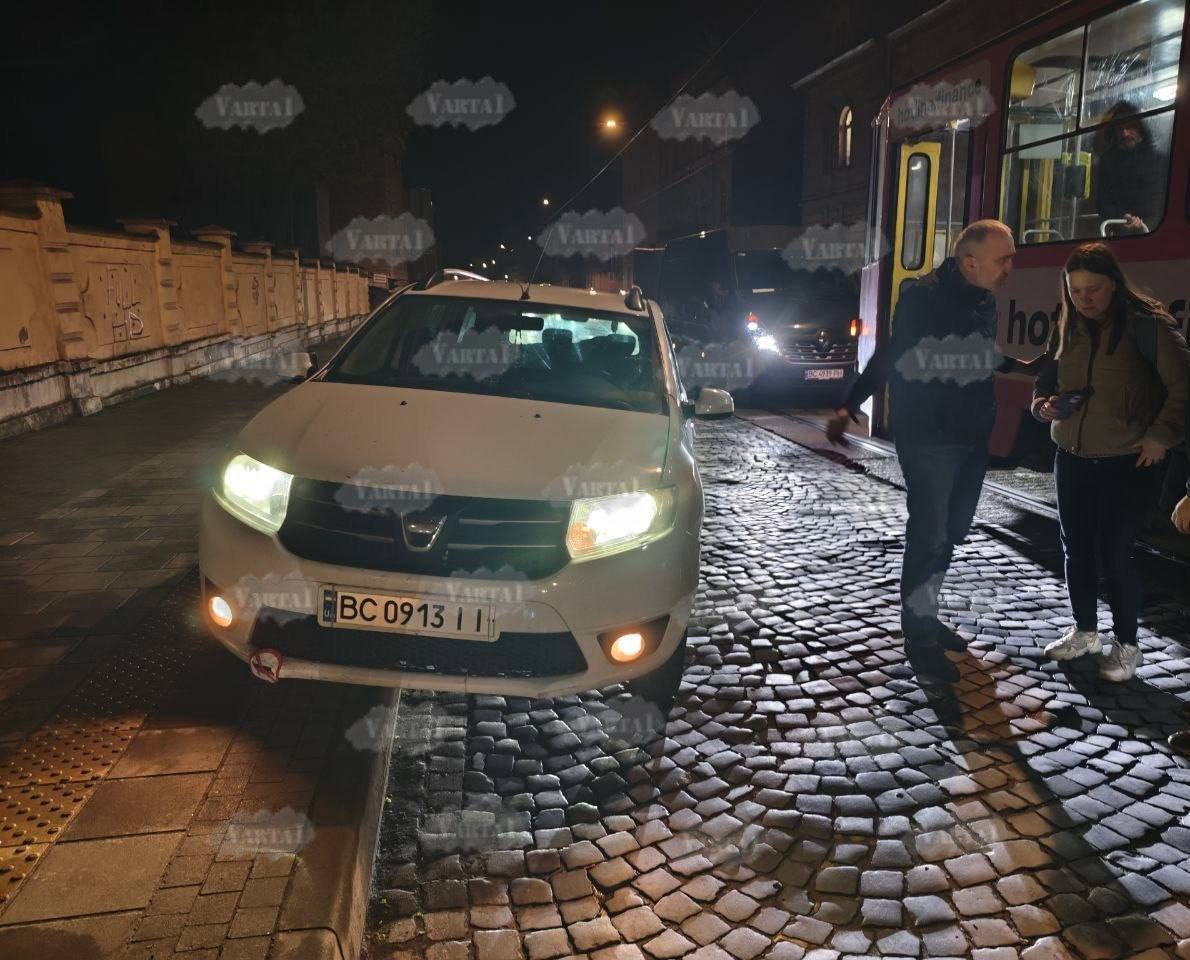 Вночі у Львові сталася аварія на трамвайній зупинці: перше фото