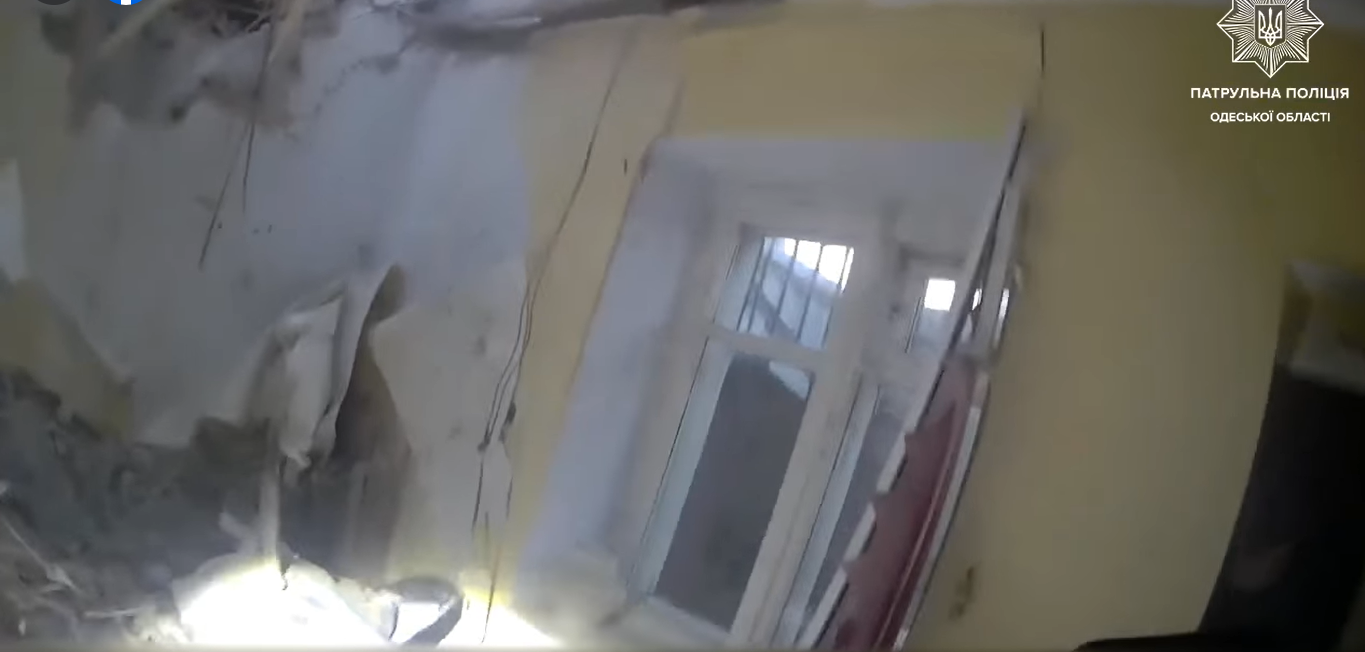 Удар по Одесі. У будинку чоловіка затисло частиною ракети