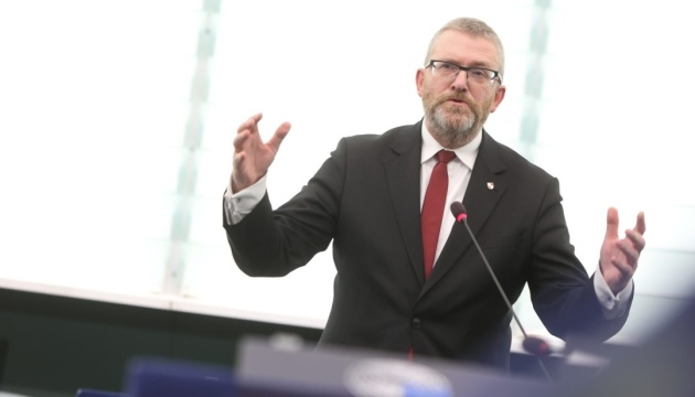 Викрав український прапор з адмінбудівлі: у Польщі проросійському політику загрожує кримінальне покарання