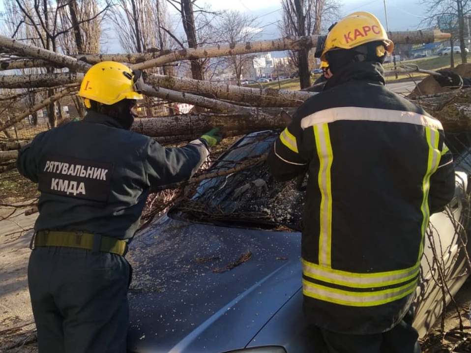Повалені дерева та відірвані елементи покрівель. Києвом пронісся ураган
