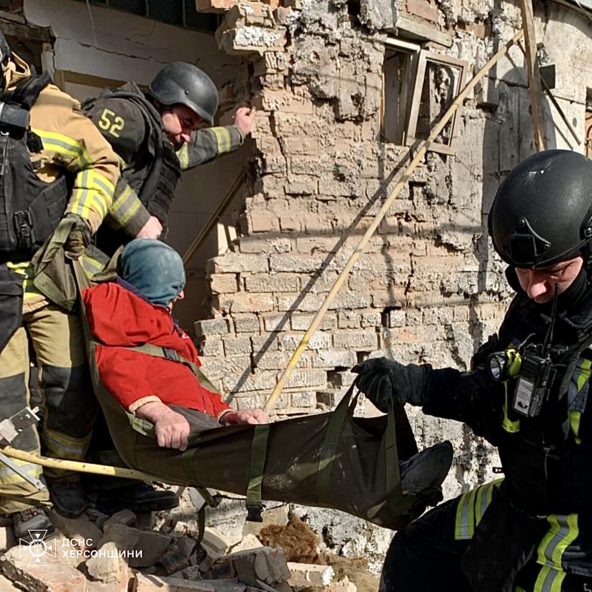 Росіяни вдарили по будинку у Херсоні: з-під завалів дістали людину