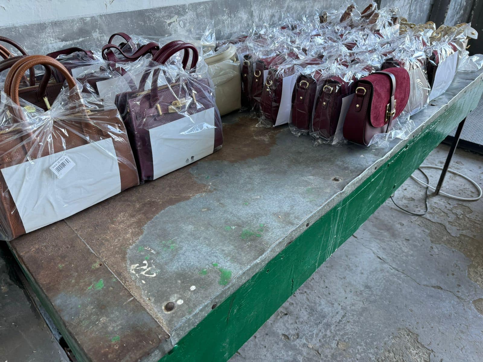 На Львівщині митники виявили великі партії елітного алкоголю і жіночих сумок