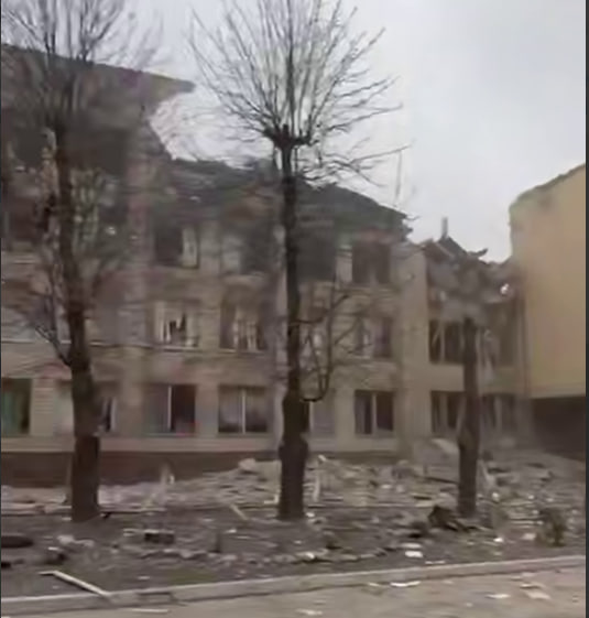 Росіяни вдарили по навчальному закладі у Кривому Розі: є загиблі та поранені (відео)