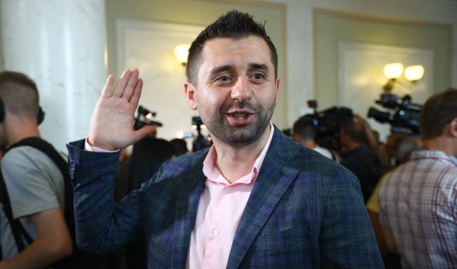 Фракція «Слуга народу» готова піти на фронт у повному складі, – Арахамія