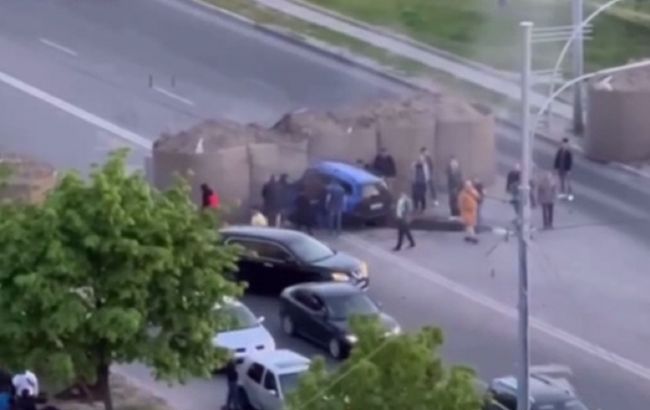 У Києві авто на великій швидкості врізалося в захисні блоки: двоє людей загинули