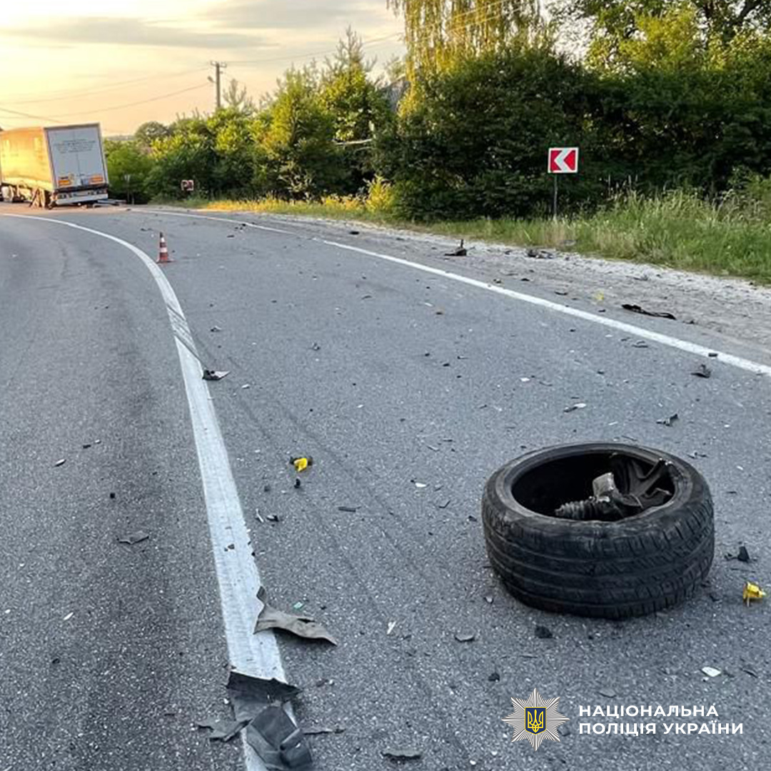 На Львівщині не розминулися позашляховик та вантажівка: постраждали водій і дитина