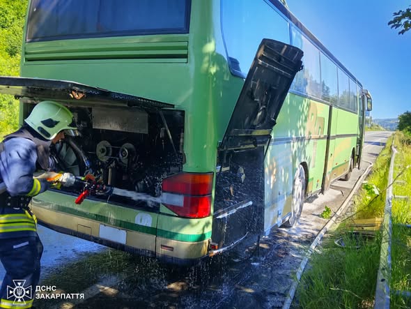 Дим помітили водії: на трасі Київ — Чоп під час руху спалахнув пасажирський автобус (фото)