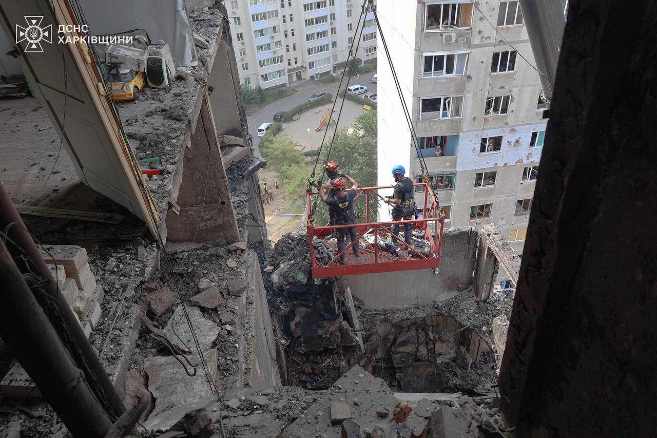 У Харкові триває розбір завалів багатоповерхівки: моторошні кадри