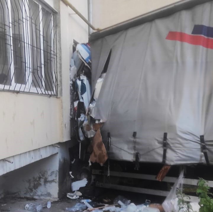 На Львівщині вантажівка вʼїхала у багатоповерхівку: водія госпіталізували