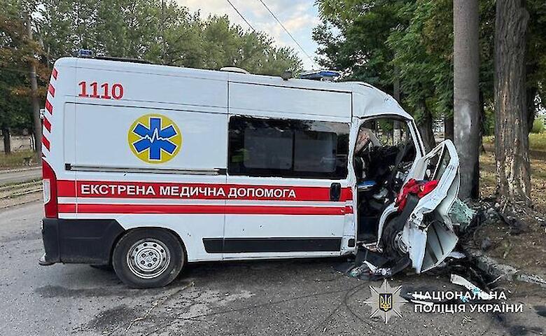 У Дніпрі в смертельну аварію потрапило авто швидкої допомоги (фото)