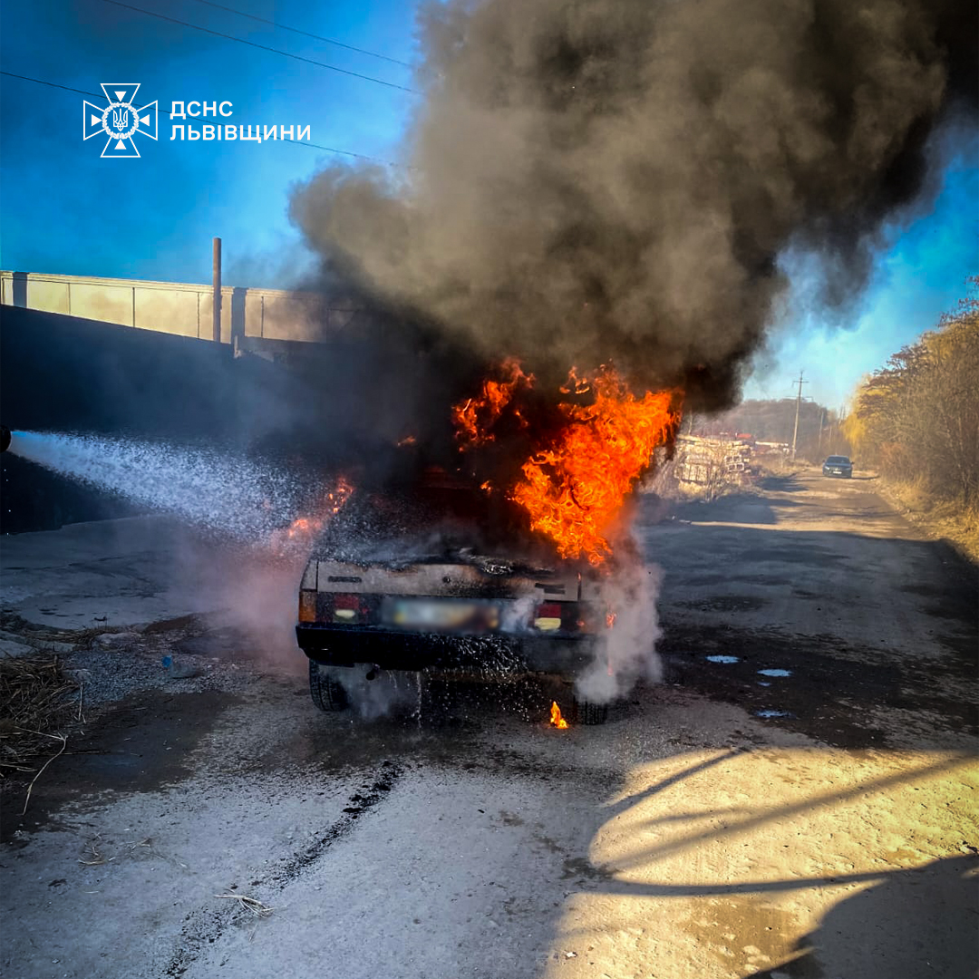 На Львівщині горіло авто