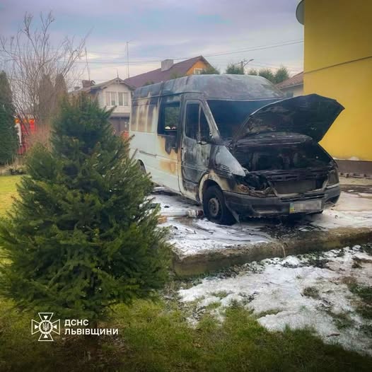 На Львівщині на подвір’ї спалахнув автомобіль «Mercedes-Benz Sprinter» (фото)
