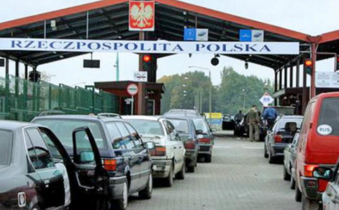 На одному з пунктів пропуску Львівщини масштабні черги: деталі
