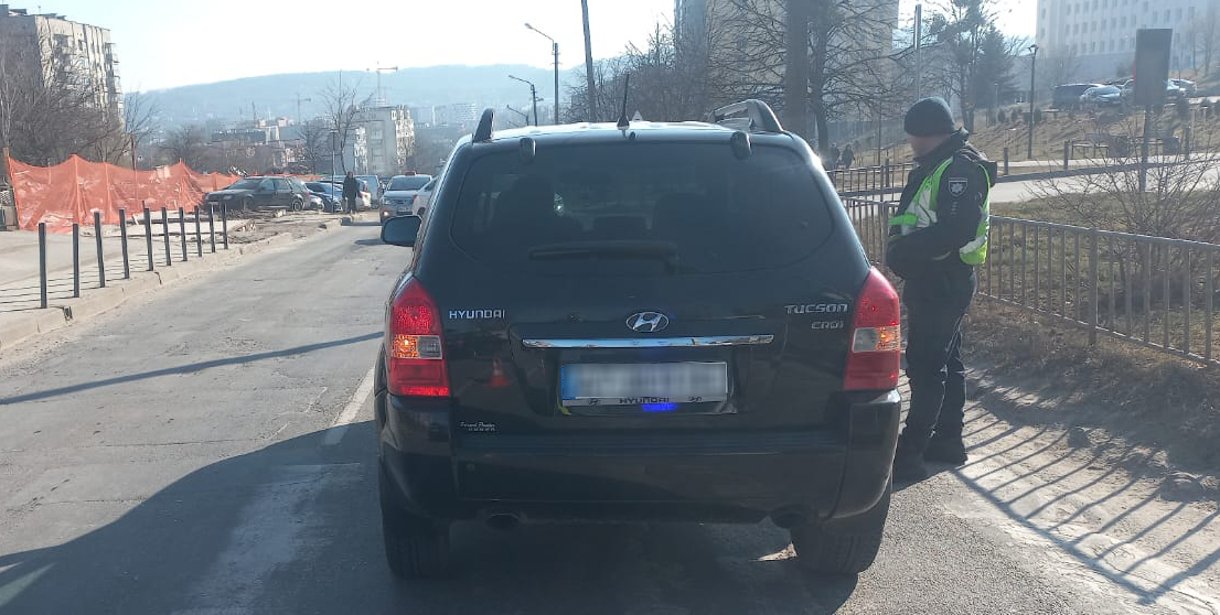 У Львові жінка потрапила під колеса Hyundai