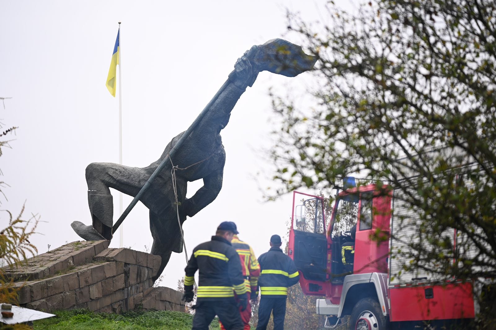 В Ужгороді знесли пам'ятник радянським "визволителям"