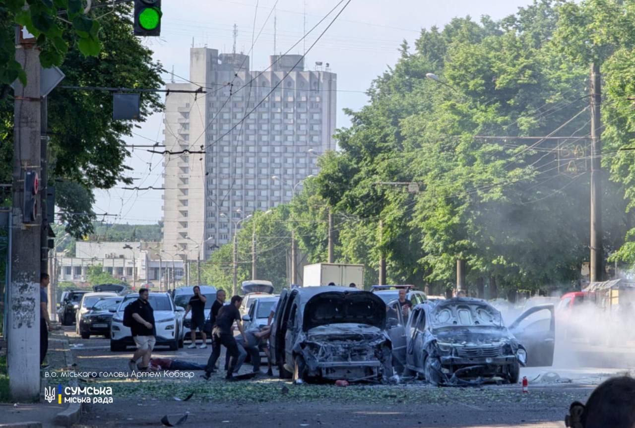 Росіяни вдарили по центру Сум: є загиблі, десятки постраждалих (фото)