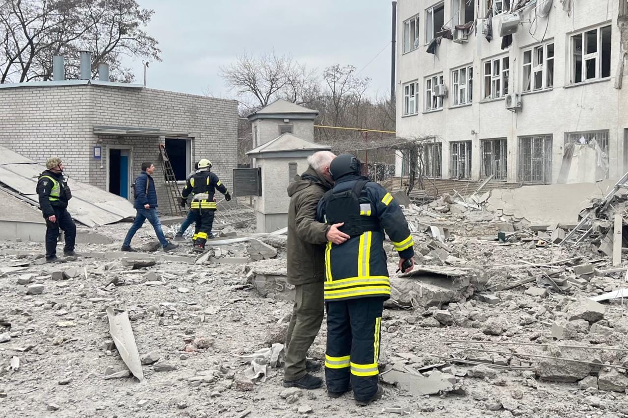 Пошкоджені школа та медзаклади, є загиблі. Стали відомі наслідки удару по Сумах. Оновлено