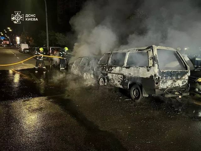 Вночі у Києві згоріли чотири авто: що сталося