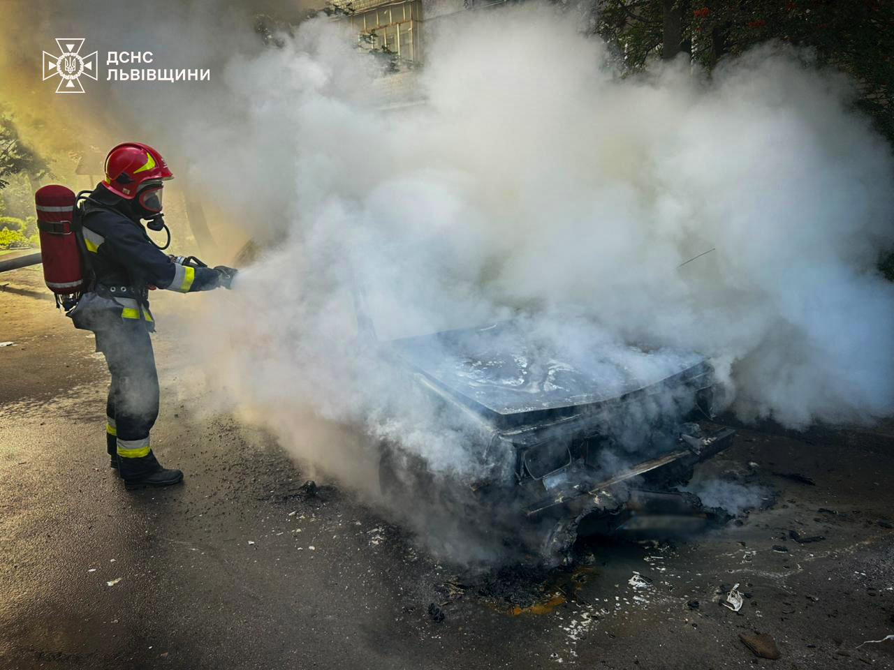 Зранку на одній з вулиць Львова горів автомобіль