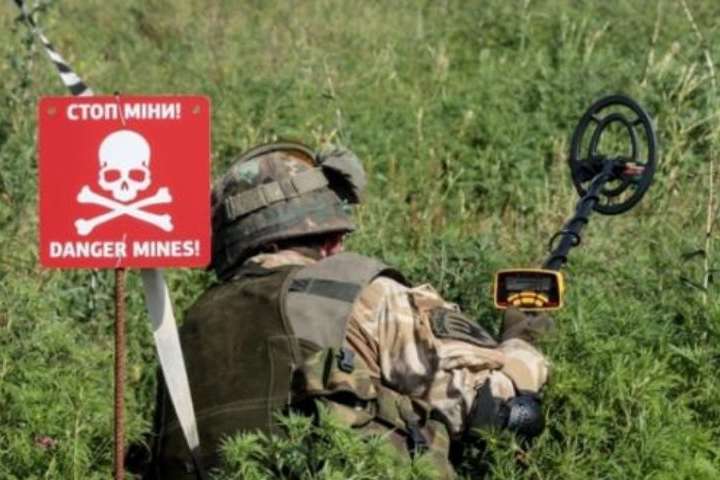 На Херсонщині загарбники мінують автошляхи на підконтрольну Україні територію
