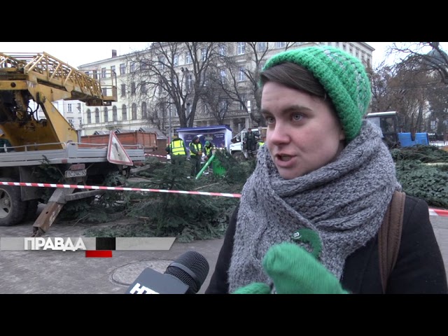 У Львові демонтували ялинку на площі перед Оперним театром