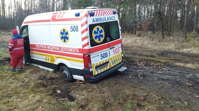 На Рівненщині авто швидкої допомоги застрягло у полі (фото)