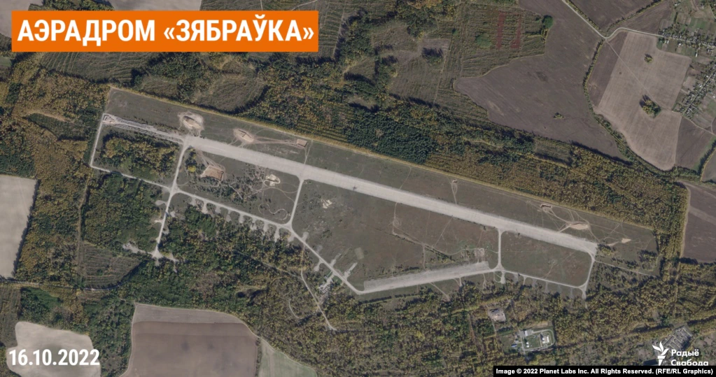 На білоруському аеродромі біля кордону з Україною побільшало техніки. Фото