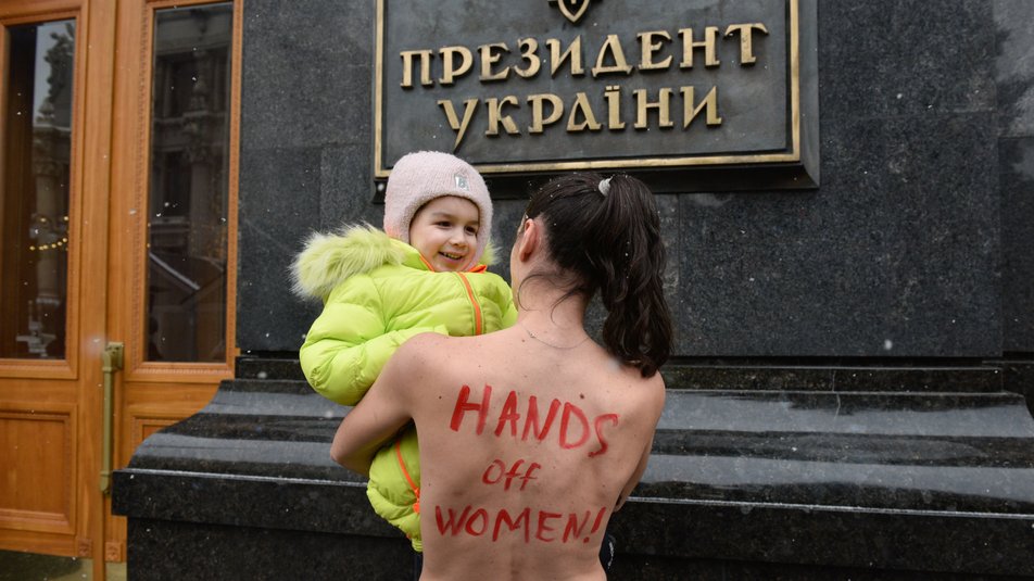 Активістки Femen вимагали в Зеленського скасувати військовий облік для жінок