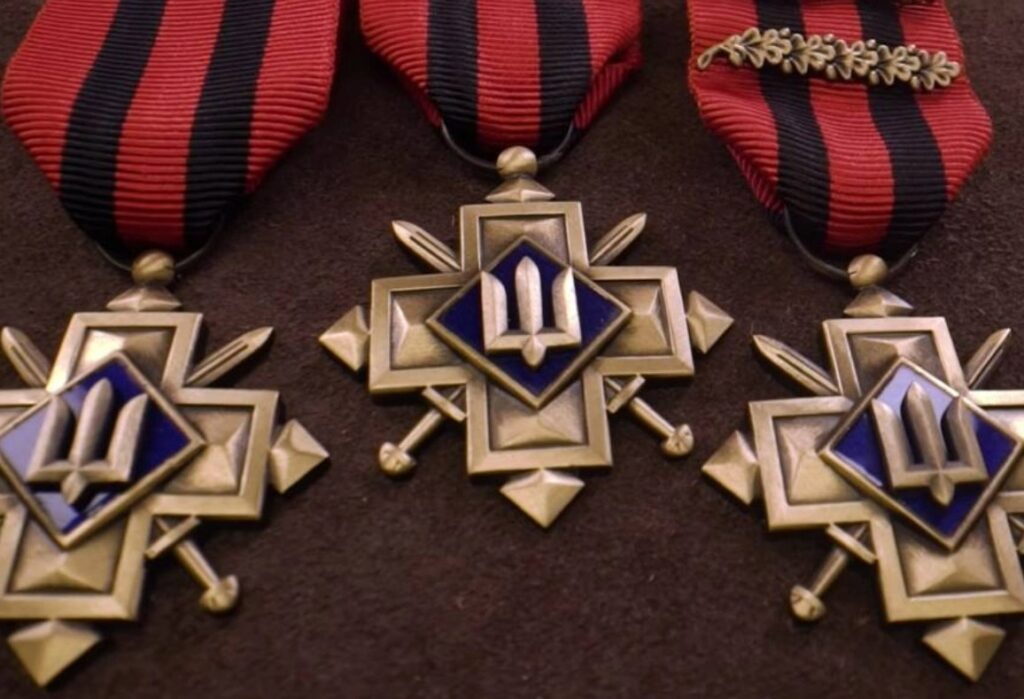 Воїн з Львівщини отримав "Золотий хрест" від Сирського (фото)