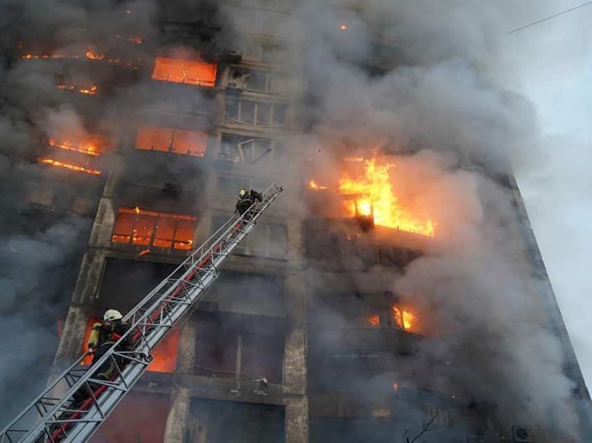 У Києві окупанти обстріляли житлові будинки та станцію метро