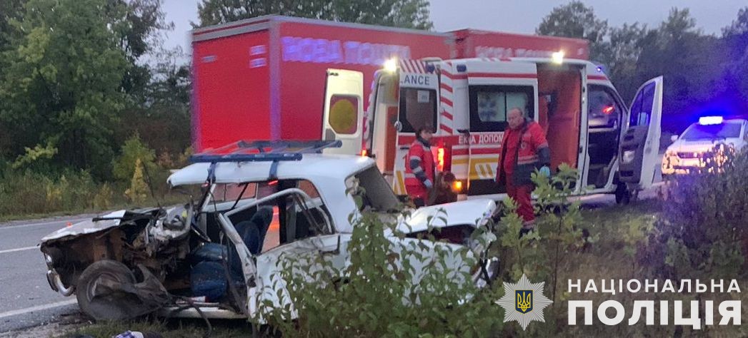 На Львівщині смертельна ДТП: водій ВАЗ виїхав на зусрічну та зіткнувся з позашляховиком