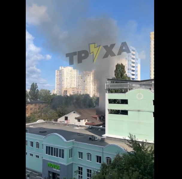 У Києві пролунав вибух: виникла масштабна пожежа у Дніпровському районі