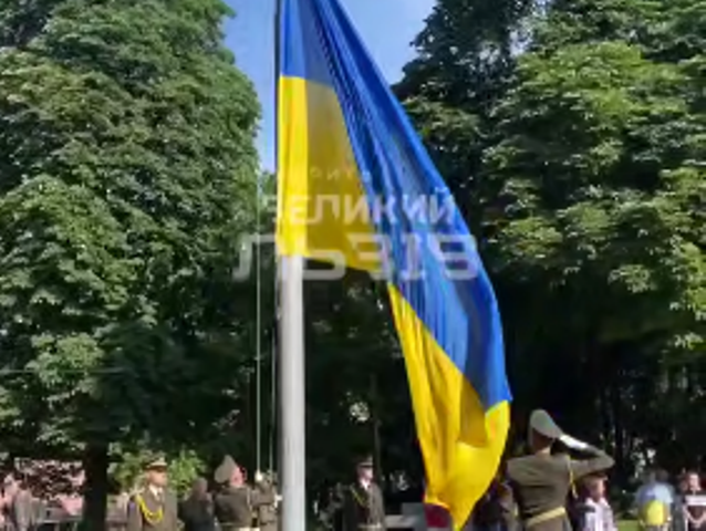 У Львові підняли Державний прапор до Дня Конституції (відео)