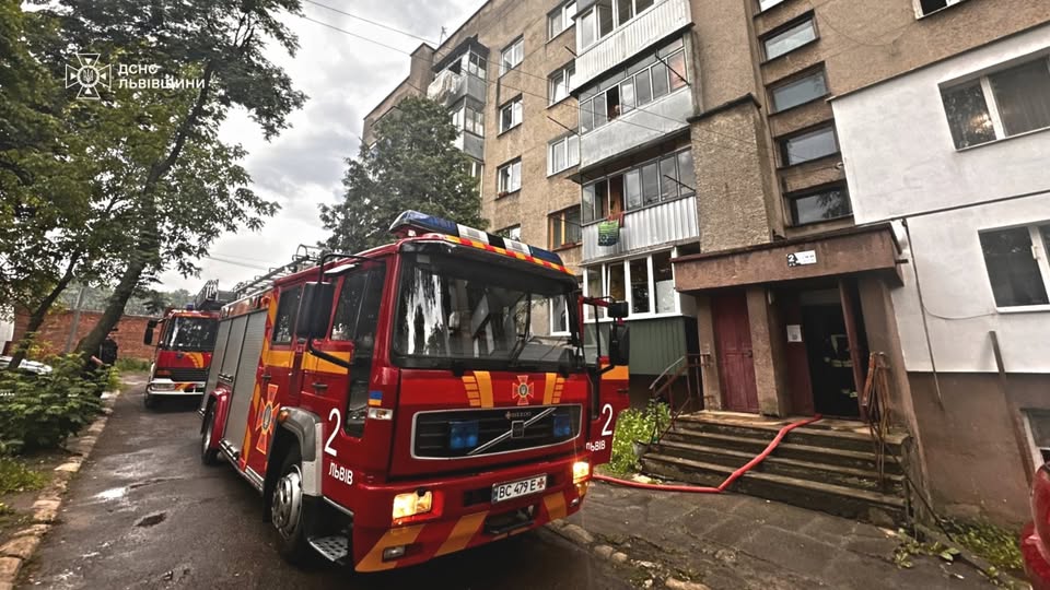 У Львові в багатоповерхівці горіла квартира (фото)