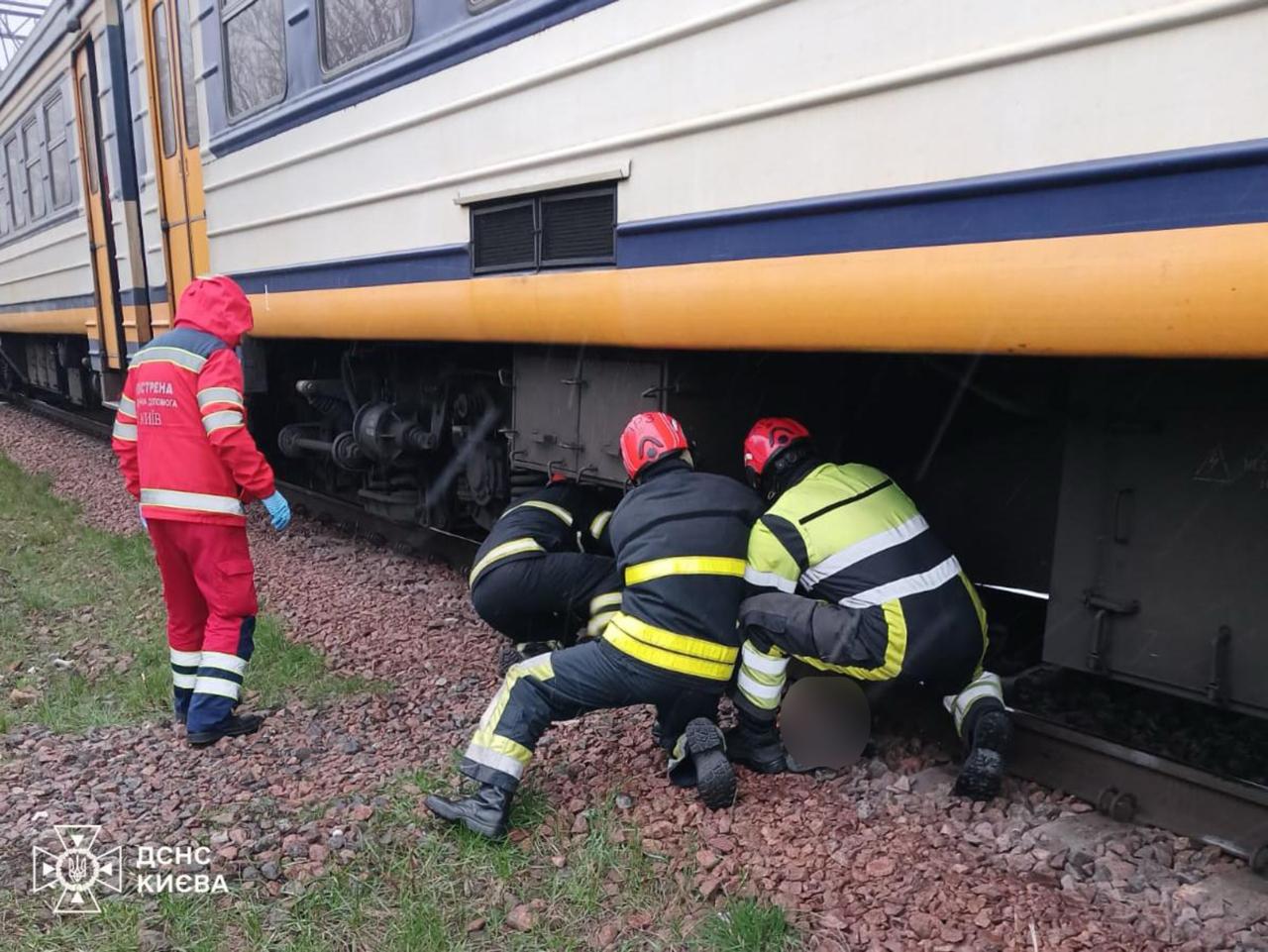 У Києві під колесами електрички загинув чоловік: що відомо