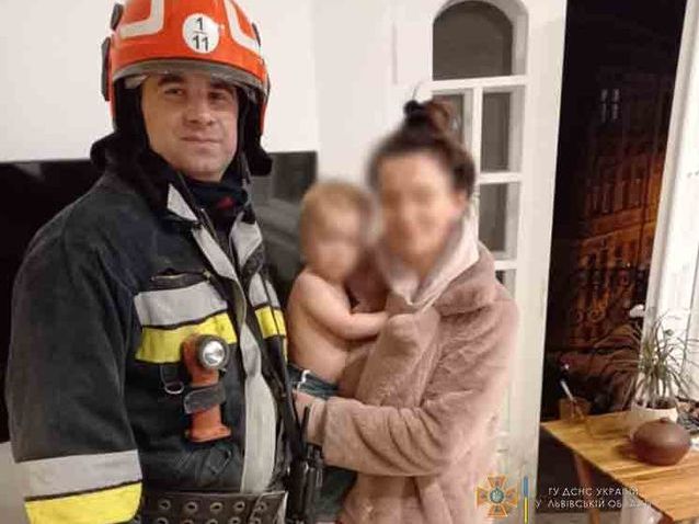 У Львові рятувальники допомогли відчинити квартиру, де була дитина