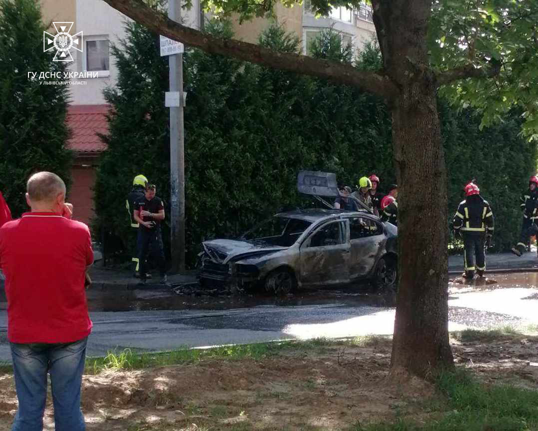 У Львові вранці серед вулиці згорів автомобіль