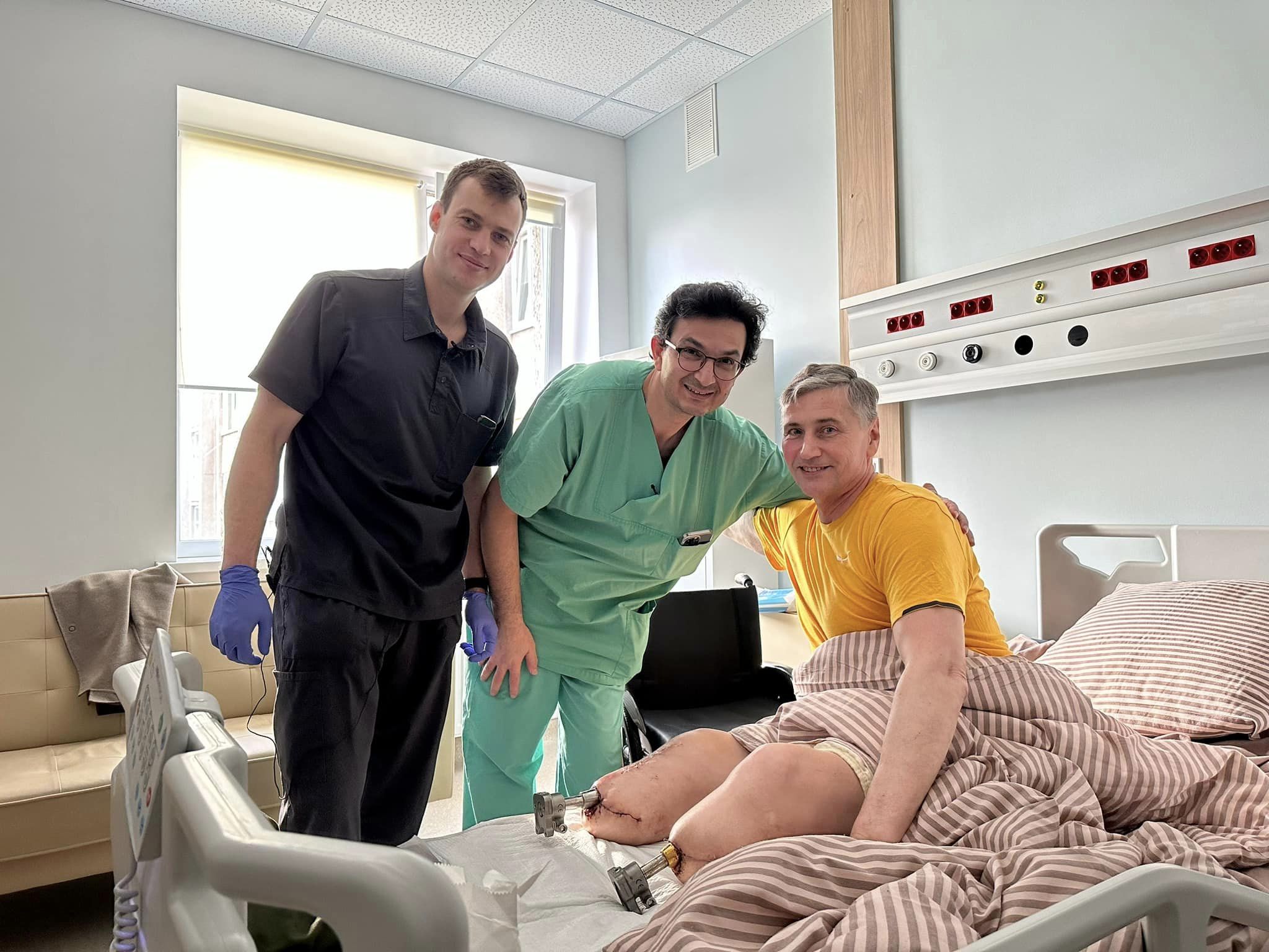 Уперше в Україні: військовому, який втратив ноги, вживили протези у кістку