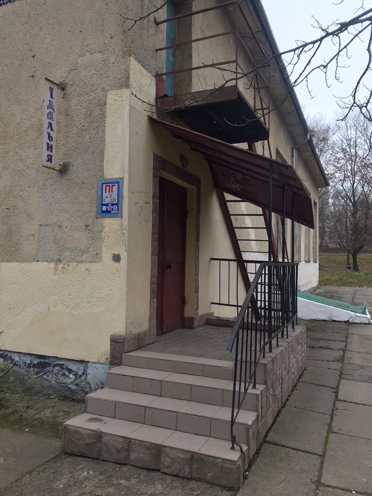 На Львівщині матір покинула немовля на сходах коледжу