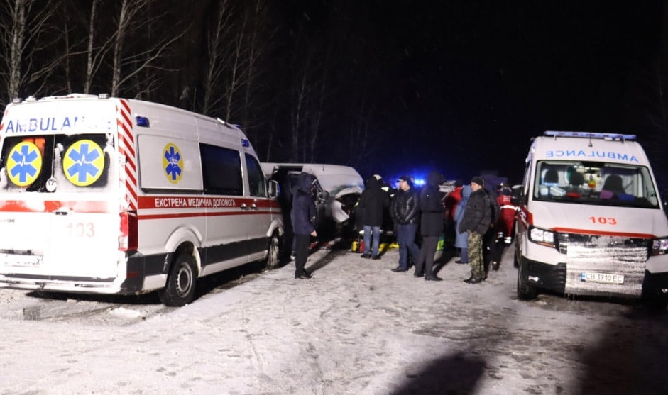 На Чернігівщині сталася ДТП за участі мікроавтобуса і легковика, 11 постраждалих