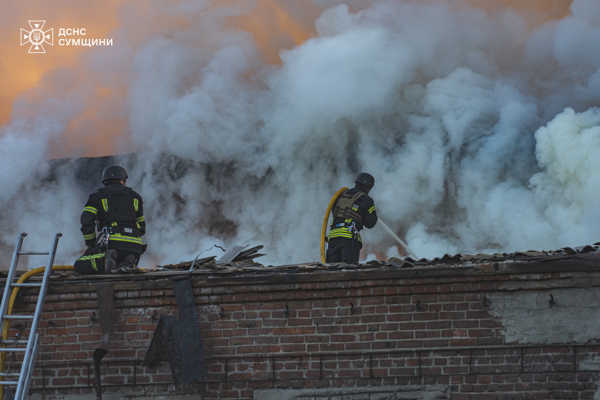 У Сумах ліквідували масштабну пожежу, яка виникла після удару російських дронів (відео)